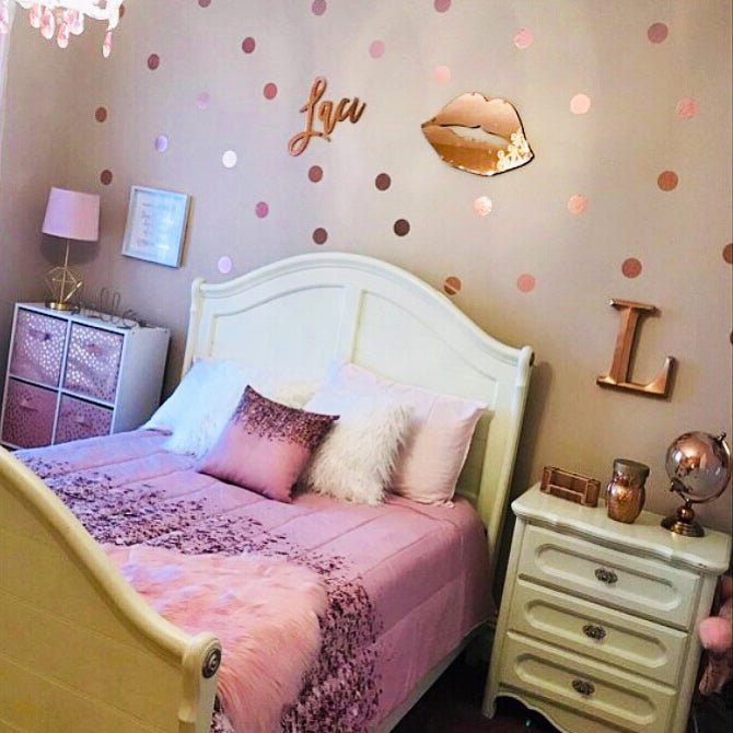 Set of rose gold clock & 2024 lips mirror